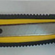Нож с выдвижным лезвием усиленный 0,5-18 мм 2лез прорезиненный корпус фиксатор SKRAB 26831