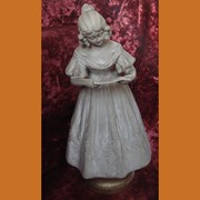 Скульптура “Девочка с книгой“ фото
