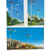 Светодиодный уличный фонарь на солнечных батареях фотография