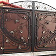 Металлические ворота с элементами ковки и индивидуальным дизайном46 фото
