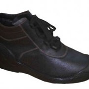 Ботинки мужские юфтевые с мягкой манжетой, внешним клапаном, застежкой на шнурки через петли.