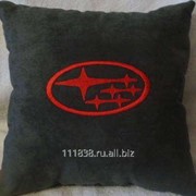 Подушка черная Subaru с красной вышивкой фото