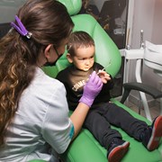 Лечение зубов у детей и удаление молочных зубов.  фото