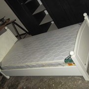 Кровать деревянная с матрасом односпальная фото