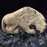 Миниатюра “Саблезубый тигр“ кость, камень фото
