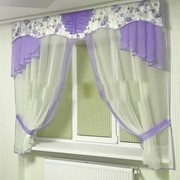 Кухонные шторы и ламбрекен бело-фиолетовые с цветами фотография