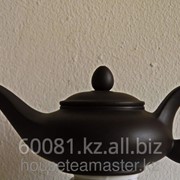 Глиняный чайник с длинным носом фото