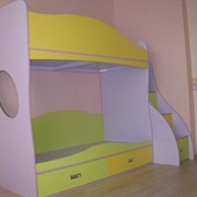 Кровать двухярусная детская. из дсп. под каждой ступенькой вместительный ящик для детских игрушек. фото