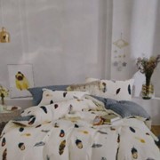 Двуспальный комплект постельного белья из сатина “Lorida“ Молочный с разными разноцветными перьями и серый в фотография