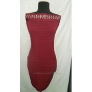 Трикотажное платье с декольте со стразами красное фото