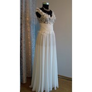 Нежное свадебное платье с кружевным лифом фотография
