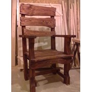 Кресло из массива с искуственным старением дерева фотография