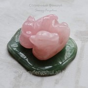 Сувенир уточки-мандаринки из розового кварца на листе лотоса фотография