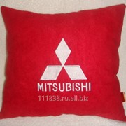 Подушка красная Mitsubishi вышивка белая фотография