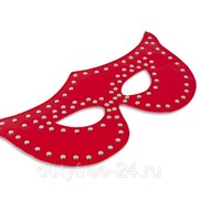 Таинственная красная маска с заклёпками фотография