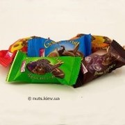 Сухофрукты с орехом в шоколаде Ассорти фотография