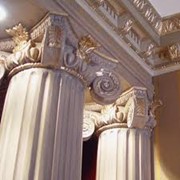 Гипсовые колонны с декоративной росписью под мрамор фото