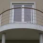 Балконные ограждения из нержавеющей стали и черного металла фото