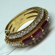 Кольцо женское из белого золота с рубинами