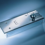 Универсальный напольный дверной доводчик для дверей одностороннего открывания и маятниковых дверей DORMA BTS 75 V