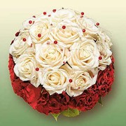 Круглый свадебный букет из роз двух цветов фотография