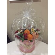 Букет из фруктов и цветов в коробке фото