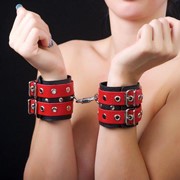 Красно-чёрные наручники из кожи фото