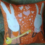 Подушка декоративная “Влюбленные зайчики“ фотография
