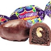 Чернослив с грецким орехом в шоколаде фотография
