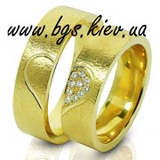 Обручальное кольцо из желтого золота с бриллиантами фото