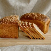 Хлеб ржаной, с пророщенными зернами, с отрубями, кукурузный, молочная выпечка фотография