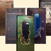 Элитные металлические двери со стеклопакетом и кованными деталями на заказ фото