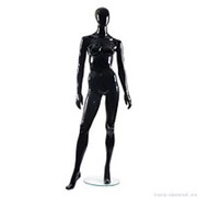 Манекен женский, абстрактный, для одежды в полный рост, цвет черный глянец, стоячий прямо, правая нога немного отставлена в сторону. MD-Glance фотография