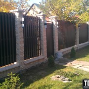 Забор из бетонных блоков фото