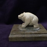 Сувенир Бурый медведь, миниатюра, резная кость фото