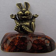 Фигурка “Весёлый заяц“ (латунь, янтарь) фотография