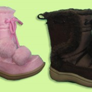Обувь дутики детские оптом. Стоковая обувь оптом. фотография