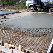 Подача бетона бетононасосом фотография