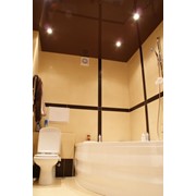 Установка натяжных потолков в ванной saros design