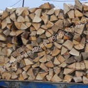 дрова березовые колотые,уложенные рядами в кузове. фото