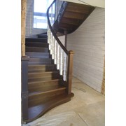 Деревянная лестница с элементами резьбы (002) фото