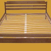 Кровать деревянная. фотография