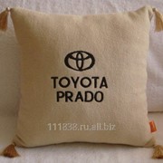 Подушка бежевая Toyota Prado с кистями фото