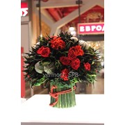 Букет Типучина и Гривелия с неувядающими розами фото