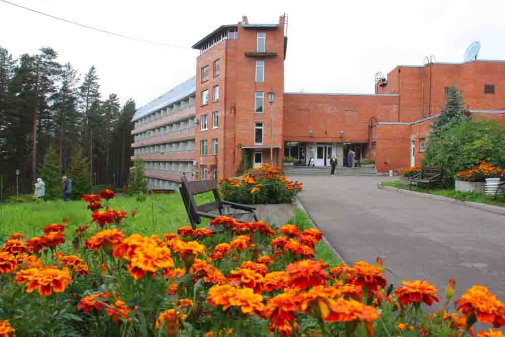 Связист детский лагерь в ленинградской. База связист ленинградская область. Турбаза связист ленинградская область. Лагерь связист петровское. Связист отдых.