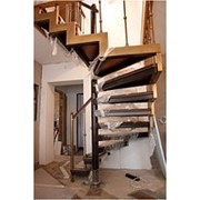 Лестница с опорным столбом и ступенчатой тетивой фото