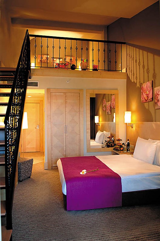 Двухэтажный номер в отеле. Двухэтажный номер в отеле. Дюплекс номер. Sealife buket resort beach hotel 5. Long beach didim.