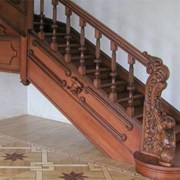 Деревянная лестница на тетивах фото