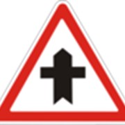 Дорожный знак Пересечение с второстепенной дорогой 1.22 ДСТУ 4100-2002 фотография