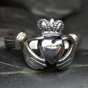 Серебряное кольцо с обделкой “под старину“ фото